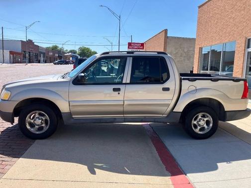 Champagne 2004 Ford Explorer Sport Trac XLS