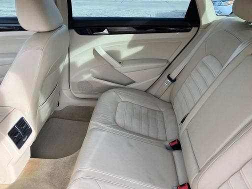 2014 Volkswagen Passat 1.8T Auto SEL Premium