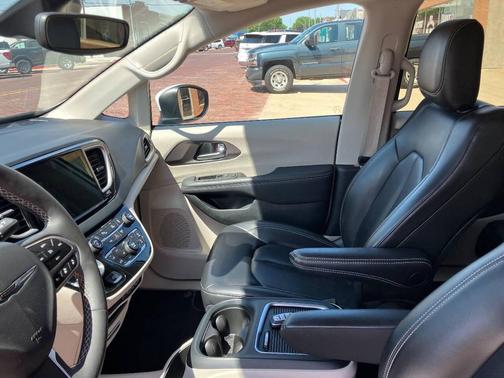 White 2023 Chrysler Pacifica Touring L