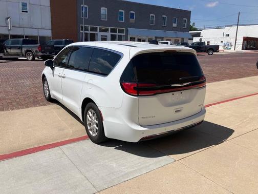 White 2023 Chrysler Pacifica Touring L