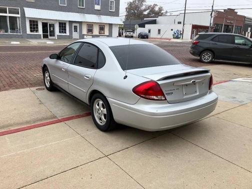 2004 Ford Taurus SE 4dr Sedan
