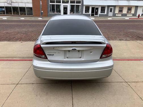2004 Ford Taurus SE 4dr Sedan