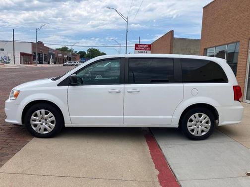 White 2018 Dodge Grand Caravan SE