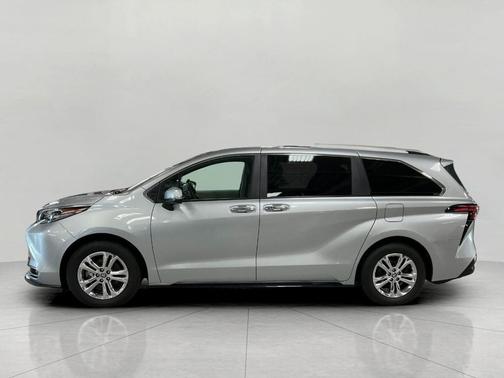 2024 Toyota Sienna Platinum