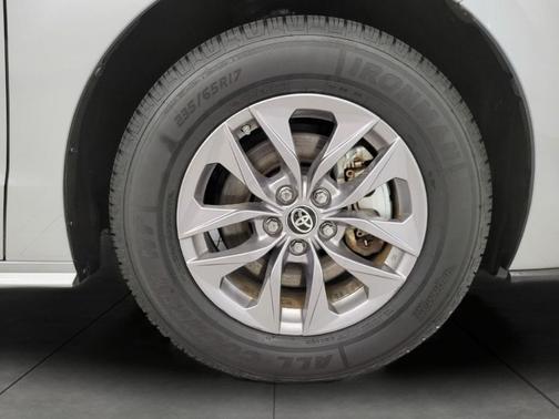 2024 Toyota Sienna LE