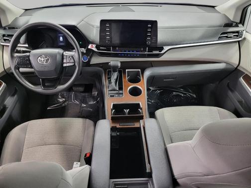 2024 Toyota Sienna LE