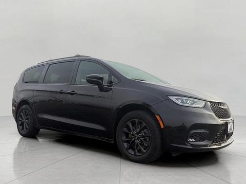 Brilliant Black Crystal Pearlcoat 2022 Chrysler Pacifica Touring L