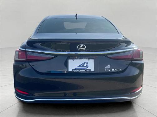 2025 Lexus ES 300h Ultra Luxury