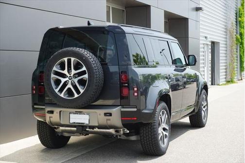 2025 Land Rover Defender 110 P400 X-Dynamic SE