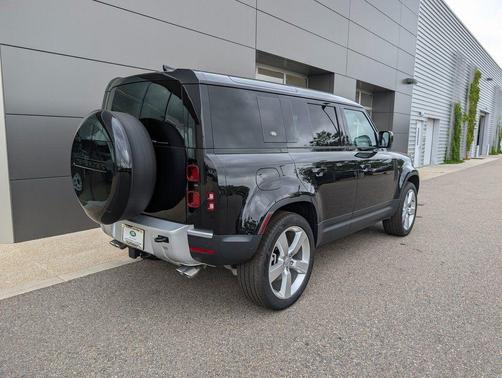 2024 Land Rover Defender 110 P500 SE