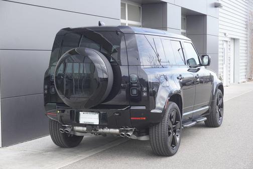 2026 Land Rover Defender 110 V8