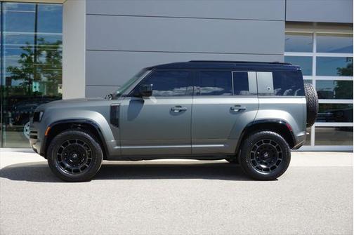 2025 Land Rover Defender 110 V8
