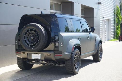 2025 Land Rover Defender 110 V8