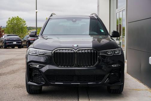 Black Sapphire Metallic 2022 BMW X7 xDrive40i