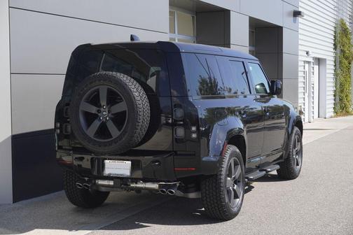 2025 Land Rover Defender 110 V8