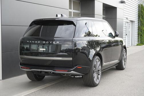 Black 2026 Land Rover Range Rover P530 SE 7 Seat