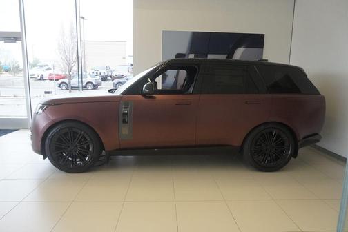 2026 Land Rover Range Rover P615 SV