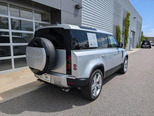 2024 Land Rover Defender 110 P500 SE