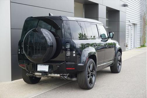 2025 Land Rover Defender 110 V8