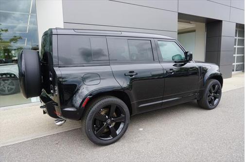2025 Land Rover Defender 110 V8