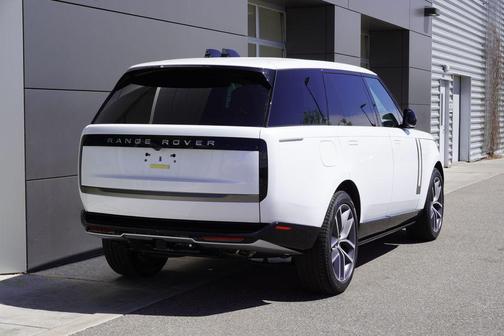 White Pearl 2026 Land Rover Range Rover P530 SE 7 Seat