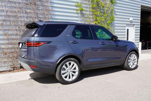 Varesine Blue Metallic 2026 Land Rover Discovery S