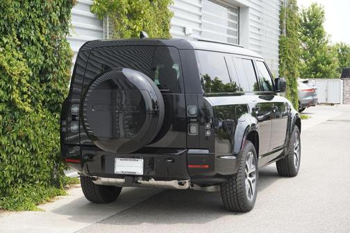 Santorini Black Metallic 2026 Land Rover Defender P400 X-Dynamic SE
