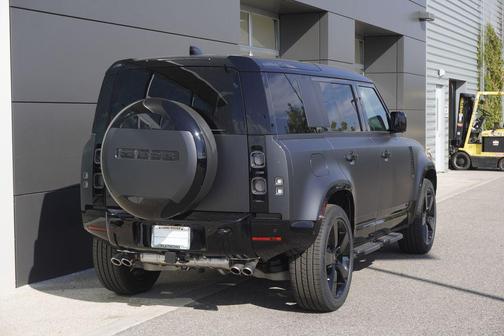 2025 Land Rover Defender 110 V8