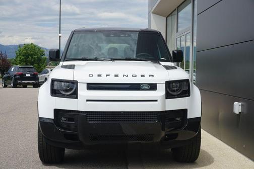 2025 Land Rover Defender 130 P400 X-Dynamic SE
