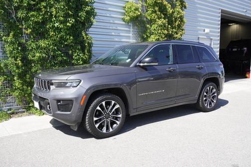 Baltic Gray Metallic Clearcoat 2023 Jeep Grand Cherokee Overland