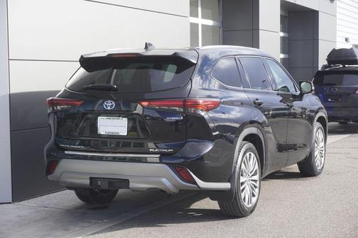 2022 Toyota Highlander Hybrid Platinum