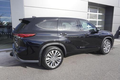 2022 Toyota Highlander Hybrid Platinum