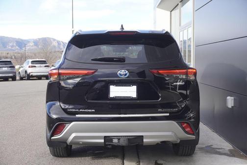2022 Toyota Highlander Hybrid Platinum