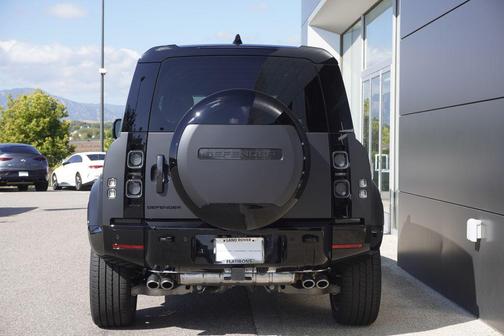 2025 Land Rover Defender 110 V8