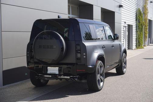 2025 Land Rover Defender 110 V8