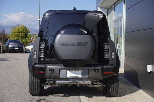 2025 Land Rover Defender 110 V8