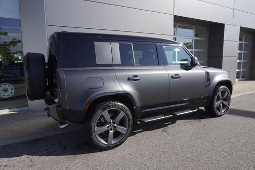 2025 Land Rover Defender 110 V8