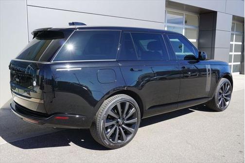 2025 Land Rover Range Rover P615 SV