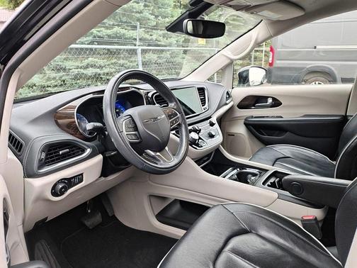 Brilliant Black Crystal Pearlcoat 2022 Chrysler Pacifica Limited