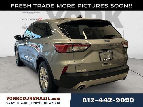 ICONIC SILVER 2022 Ford Escape SE