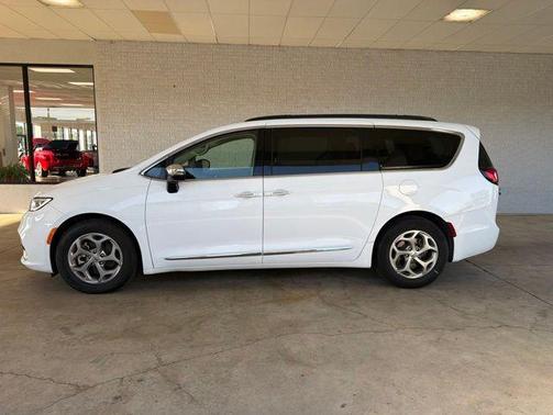 Bright White Clearcoat 2023 Chrysler Pacifica Limited