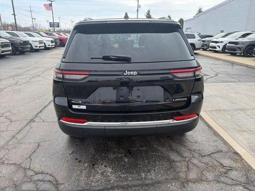Diamond Black Crystal Pearlcoat 2023 Jeep Grand Cherokee Laredo
