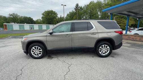 Pepperdust Metallic 2019 Chevrolet Traverse LT Cloth