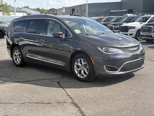 Granite Crystal Metallic Clearcoat 2018 Chrysler Pacifica Touring-L Plus