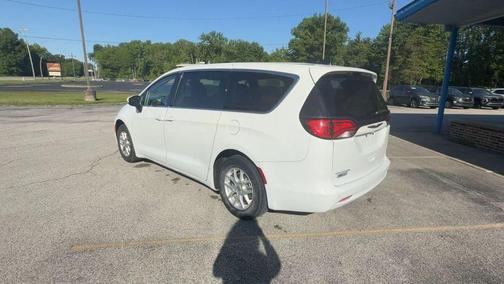 Bright White Clearcoat 2021 Chrysler Voyager LX