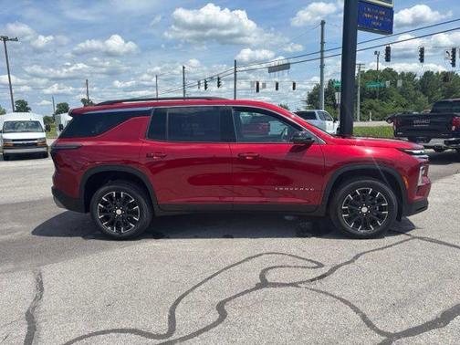 Radiant Red Tintcoat 2026 Chevrolet Traverse LT