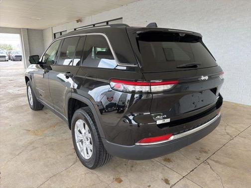 Diamond Black Crystal Pearlcoat 2023 Jeep Grand Cherokee Limited