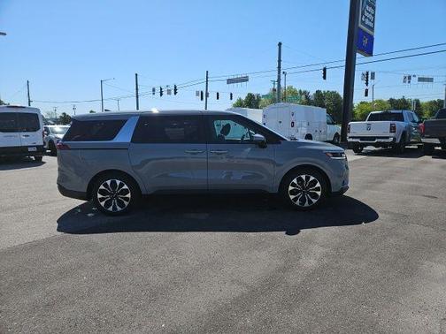 Ceramic White 2024 Kia Carnival EX