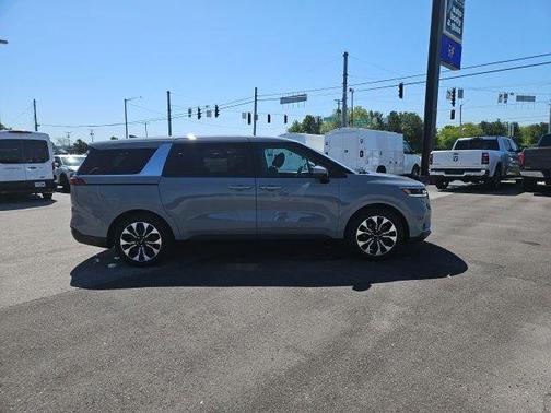 Ceramic White 2024 Kia Carnival EX