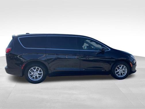 Brilliant Black Crystal Pearlcoat 2023 Chrysler Voyager LX